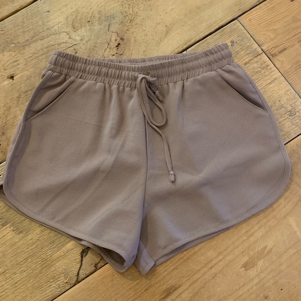 Easy neutral shorts (perfect condition)